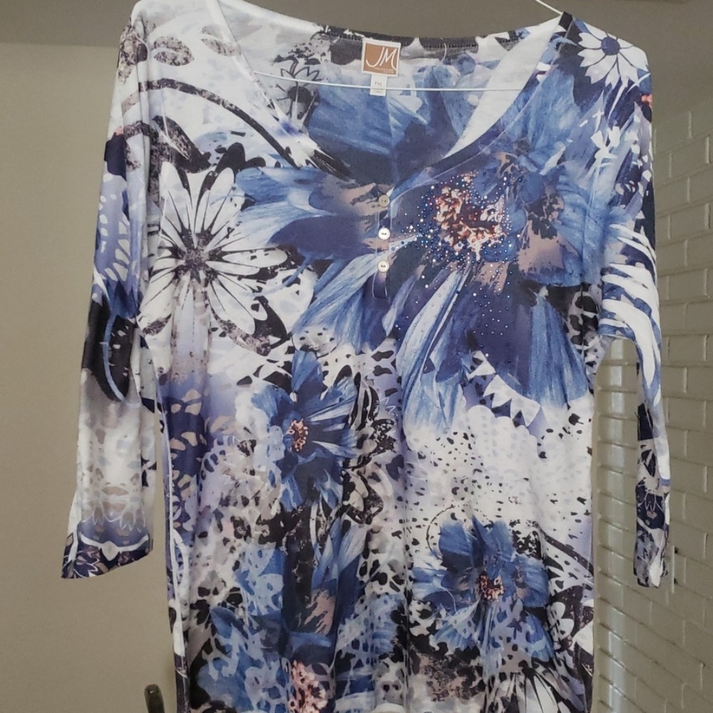 3/4 Sleeve Flower Print Shirt w Bedazzles